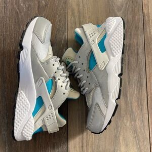 Nike Air Huarache Run QS sneakers Pure Platinum & Marina Blue color size US 7.5